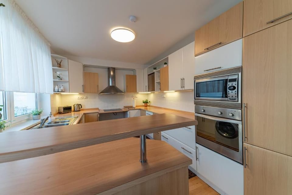 Full-size fridge, microwave, oven, stovetop
