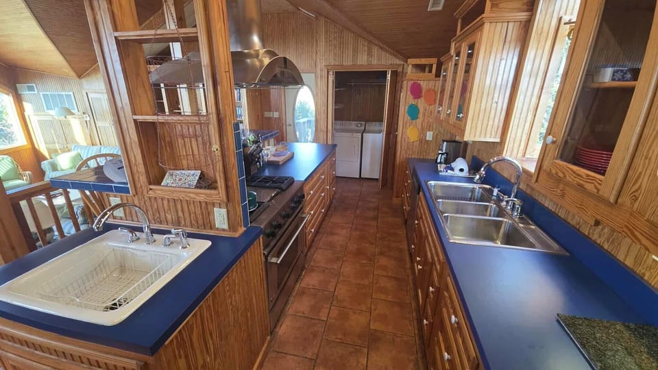 Kitchen (alternate view)