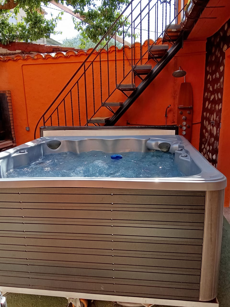 Outdoor spa tub