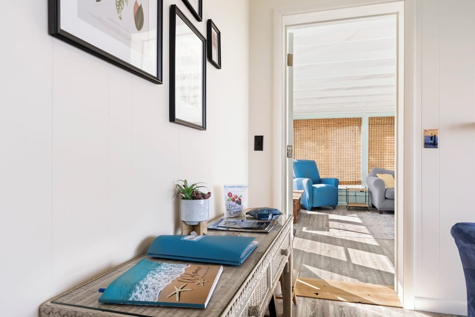 Visitor's guide and guestbook with personalized recommendations on site.