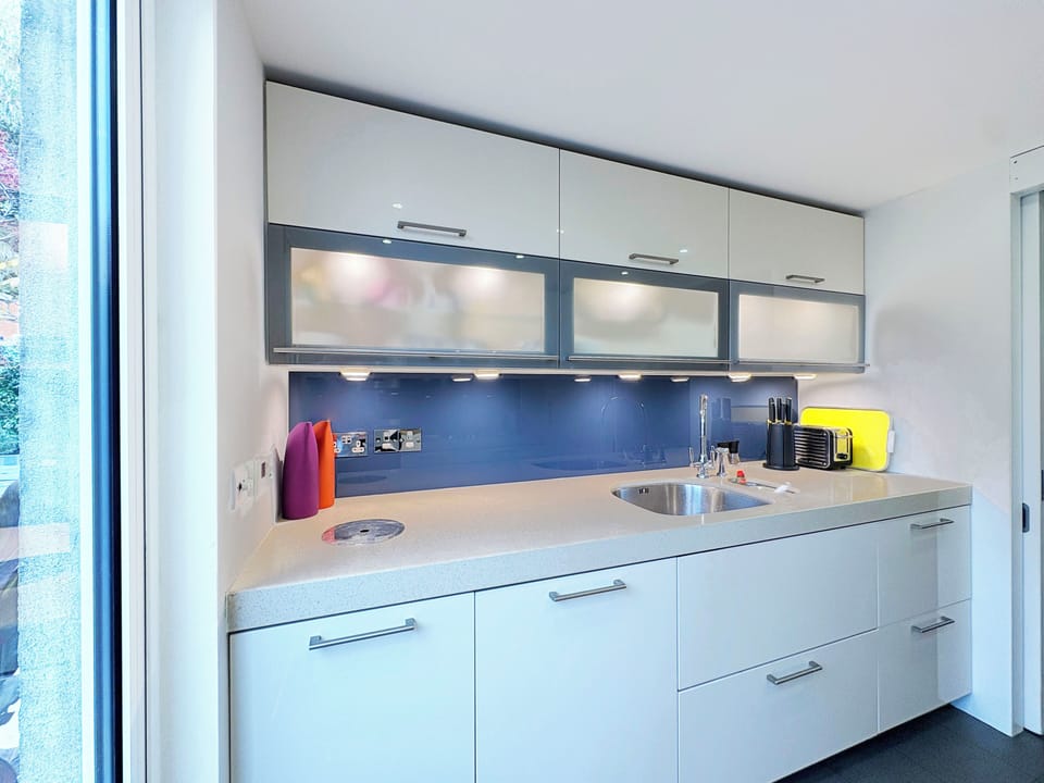 Separate taps for filtered drinking water &  sink rinsing for added convenience.