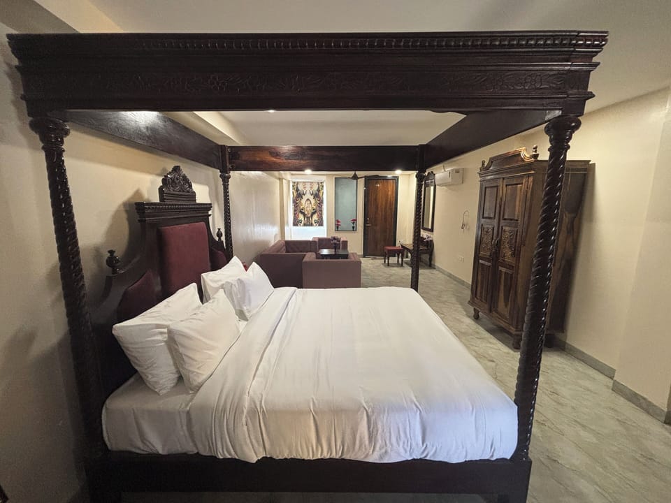 Honeymoon Suite | Desk, laptop workspace, WiFi (free), bed sheets