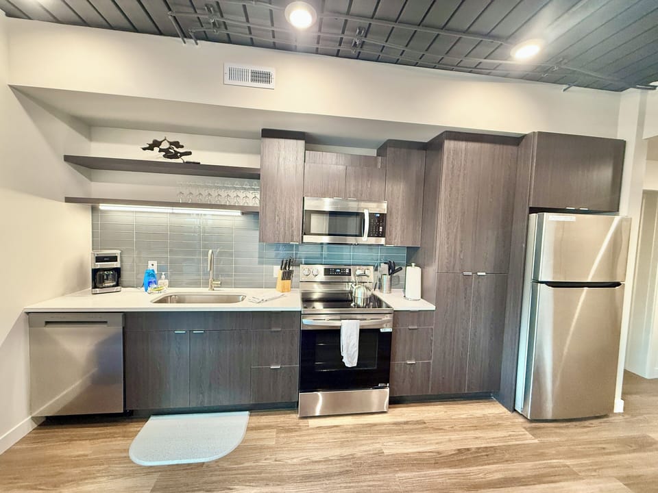 Luxury Condo, 2 Bedrooms, Courtyard View | Private kitchen