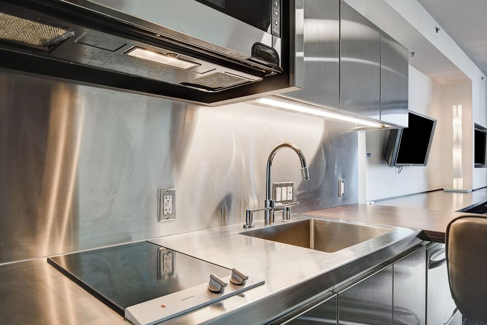Deluxe Studio Suite, City View | Private kitchen | Coffee/tea maker, dining tables