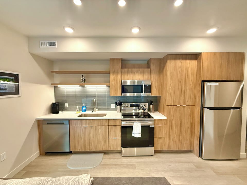 Luxury Apartment, Kitchen, Courtyard View | Private kitchen