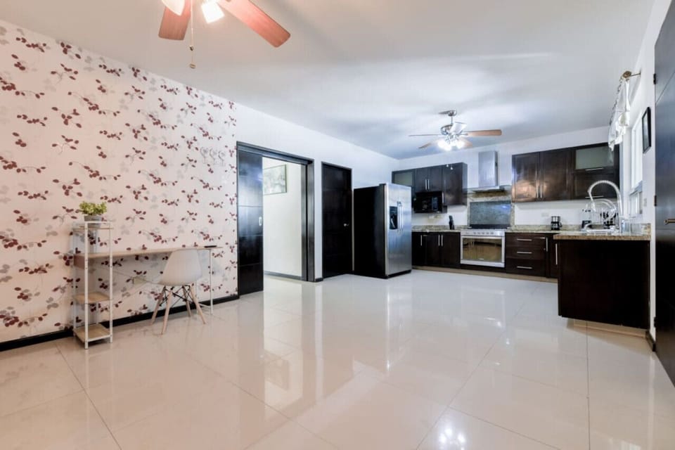 Cocina equipada con todo lo necesario para cocinar, con área climatizada y Smart TV.