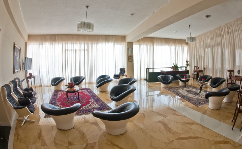 Lobby lounge