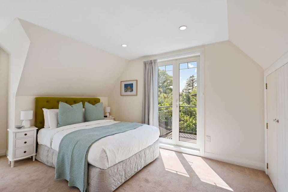 Upstairs bedroom with balcony