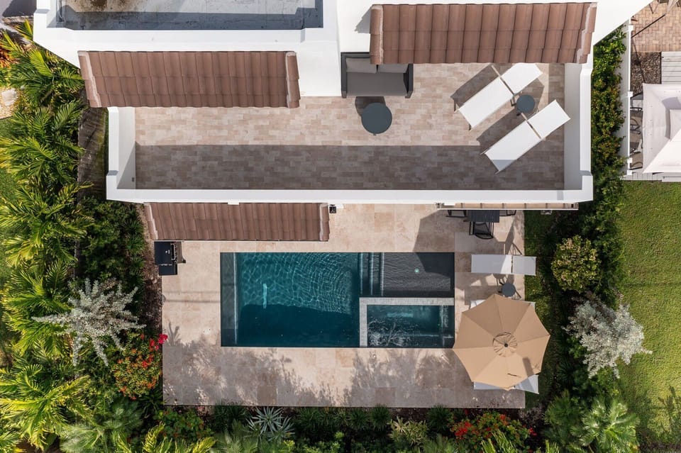 Well organized backyuard area with additional balcony area to enjoy the outdoors