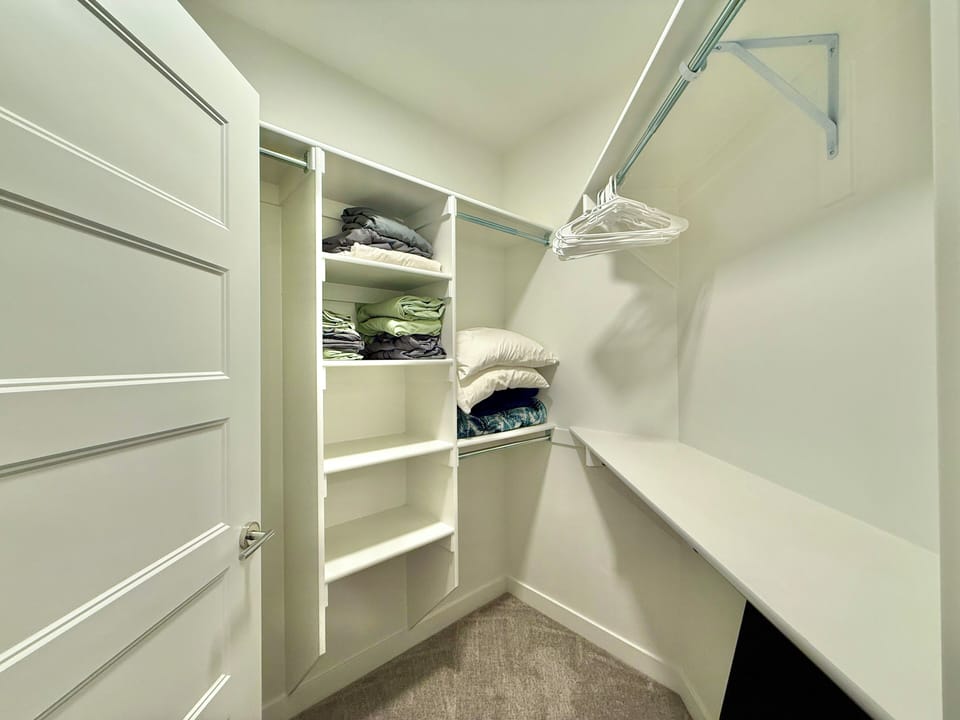 Luxury Apartment, 3 Bedrooms, Mountain View | Interior