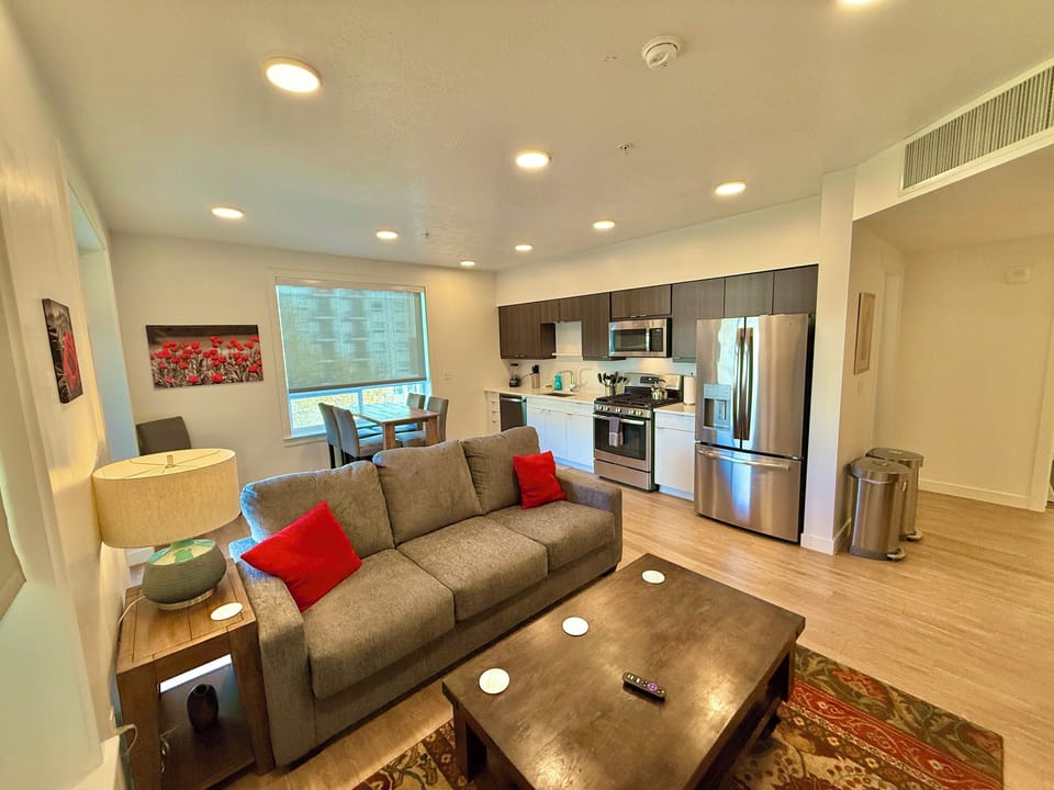Luxury Apartment, 3 Bedrooms, Mountain View | Living area