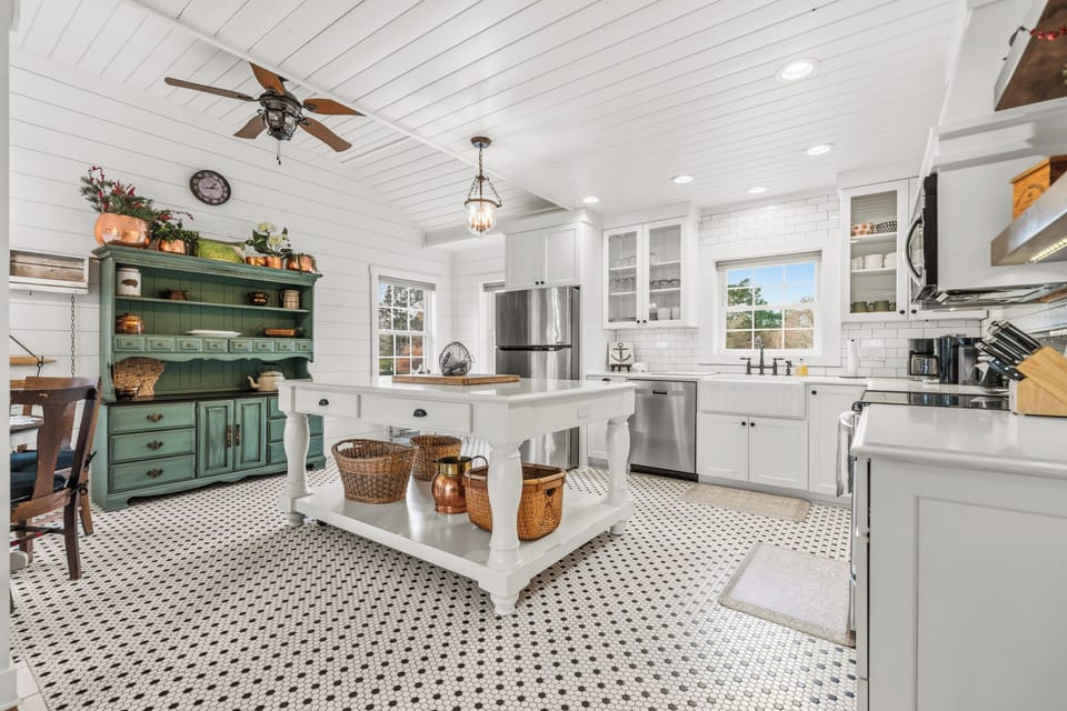 Kitchen (breakfast table with 4 chairs & 4 barstools in kitchen)