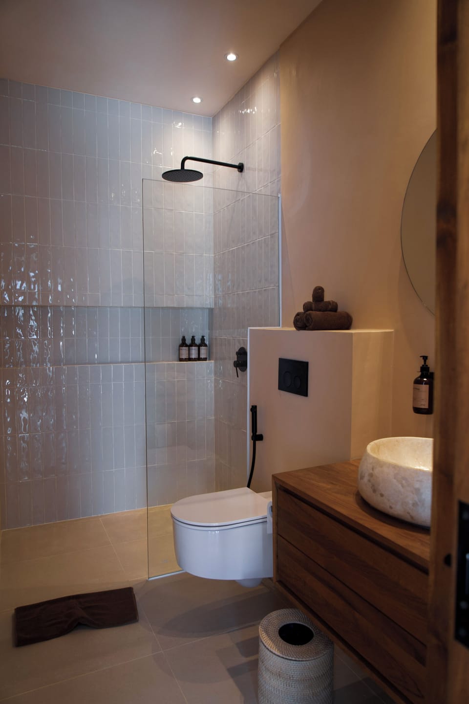 Suite | Bathroom | Shower, hair dryer, towels, soap