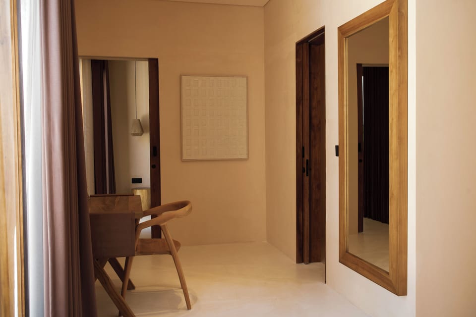 Suite | In-room safe, desk, laptop workspace, blackout drapes