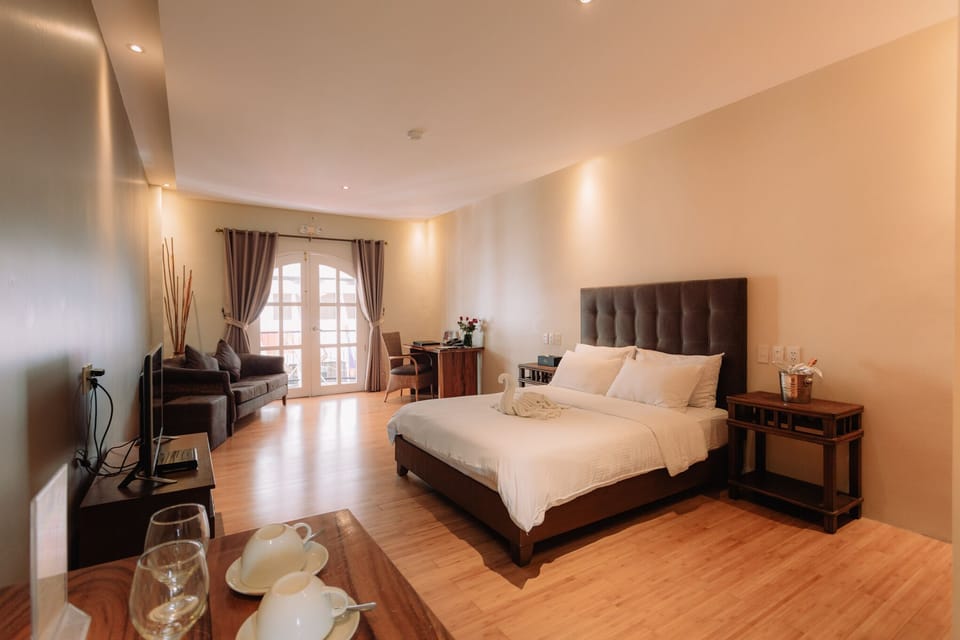 Deluxe Room, Balcony | Minibar, in-room safe, desk, blackout drapes