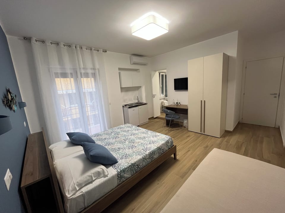 Superior Quadruple Room | In-room safe, blackout drapes, free WiFi