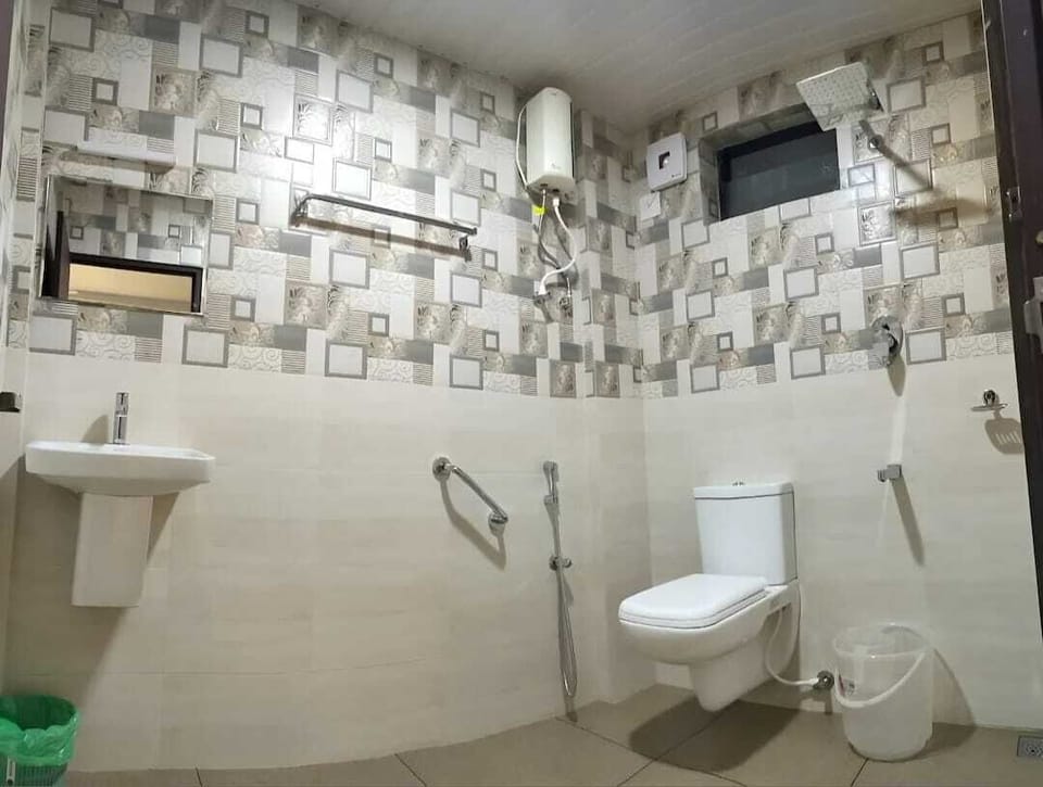 Standard Double Room | Bathroom | Free toiletries, towels, soap, shampoo