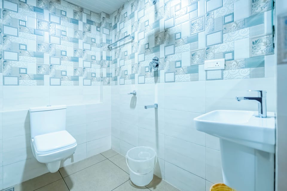 Deluxe Room | Bathroom | Free toiletries, towels, soap, shampoo