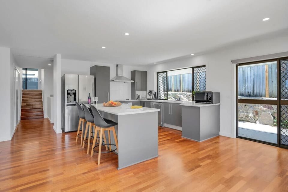 Fully equipped kitchen with kitchen island and breakfast bar