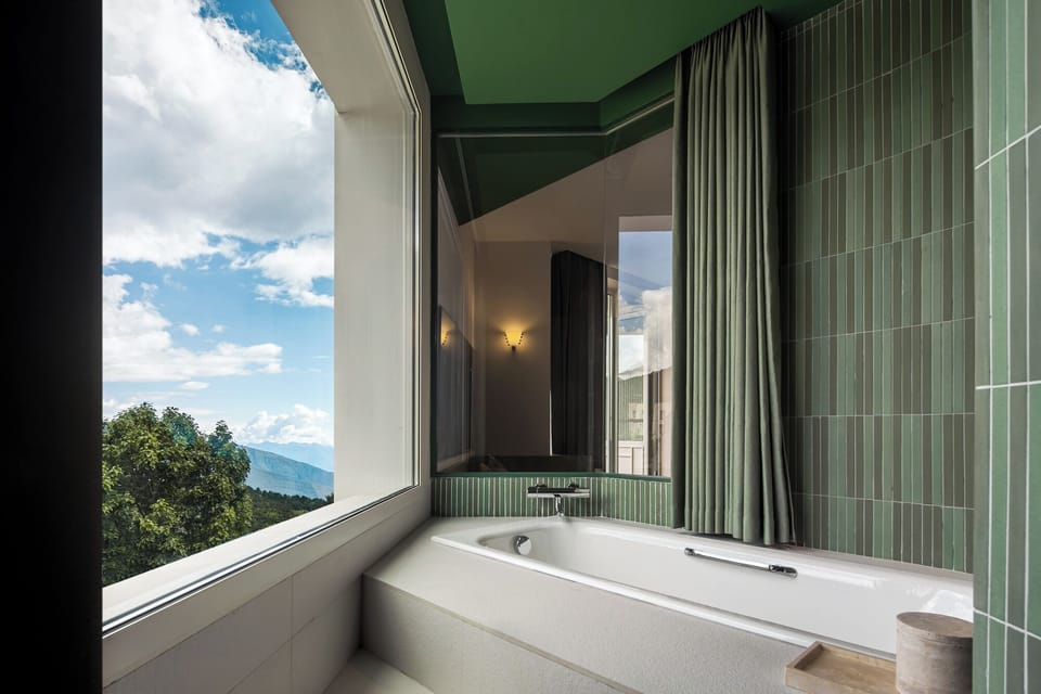 Standard Twin Room | Bathroom | Rainfall showerhead, free toiletries, hair dryer, bathrobes