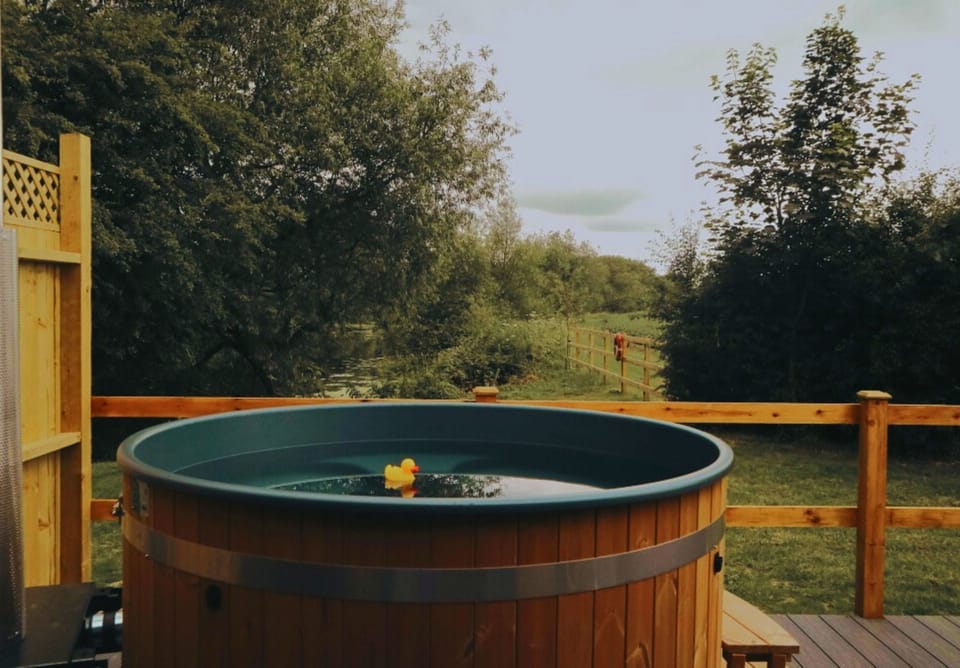 Lodge with a private wood-fired hot tub in Yorkshire