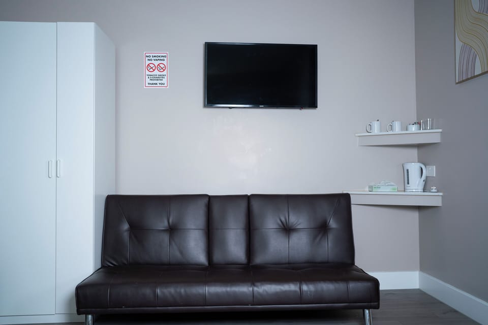 613 | Blackout drapes, soundproofing, iron/ironing board, bed sheets