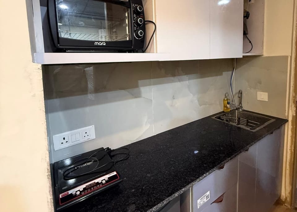 Coffee/tea maker, mini-fridge, microwave, oven