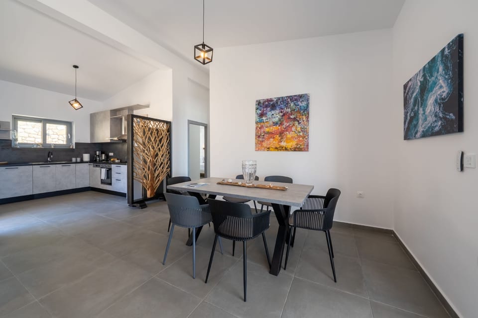 House | 3 bedrooms, desk