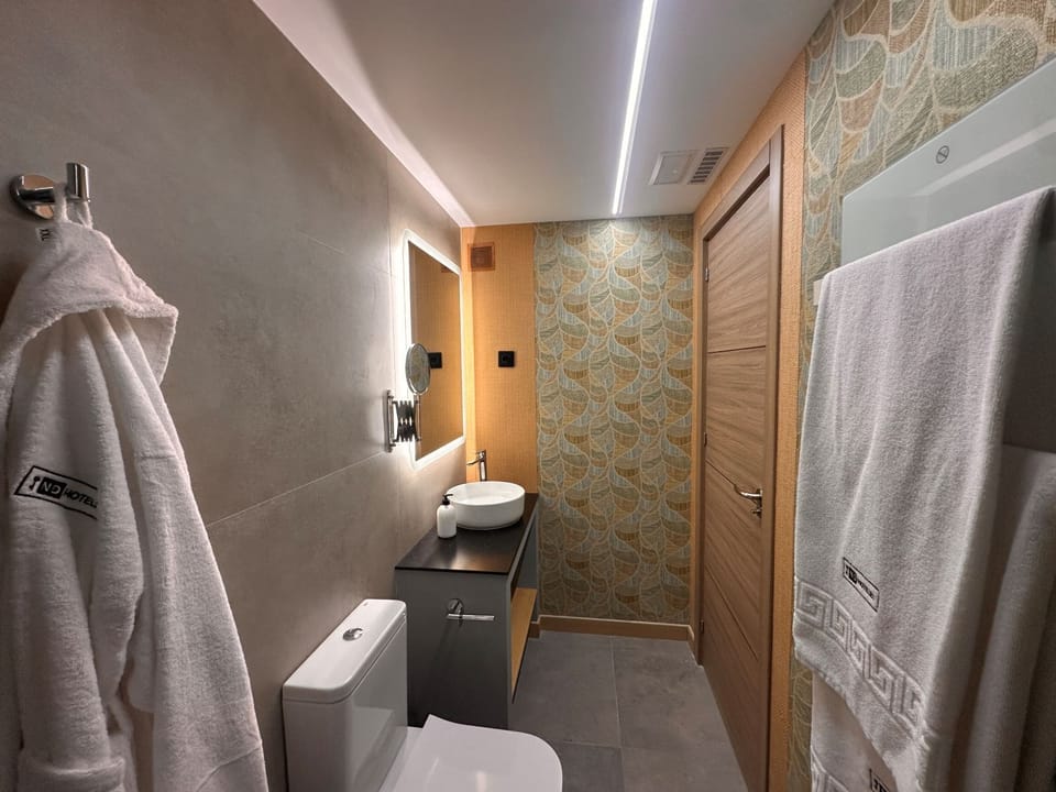 Comfort Double or Twin Room | Bathroom | Free toiletries, hair dryer, bathrobes, towels