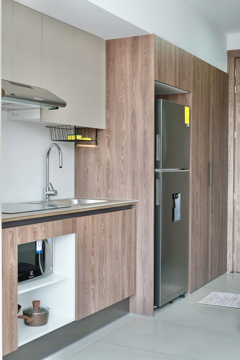 Comfort Studio, City View | Private kitchen | Microwave, stovetop, cookware/dishes/utensils