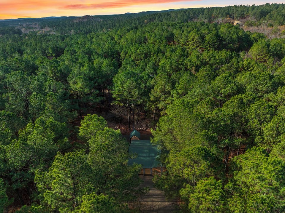 Secluded retreat tucked into the treetops — total privacy vibes 🌄