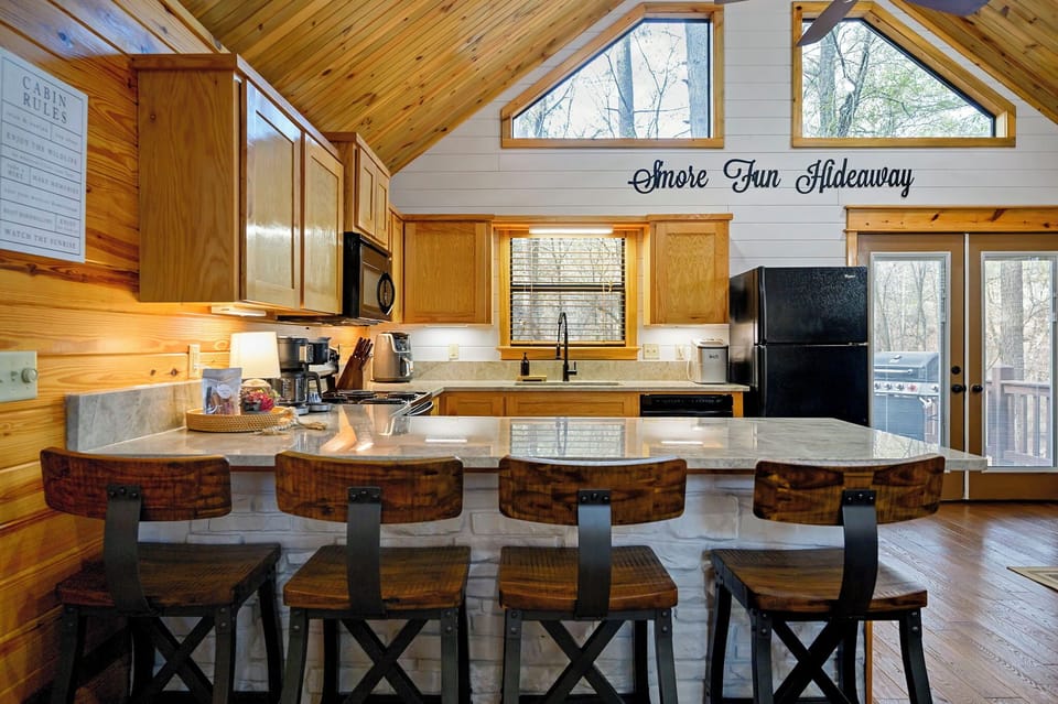 🍳 Fully stocked kitchen. Granite countertops, bar seating, and everything needed to cook with ease.