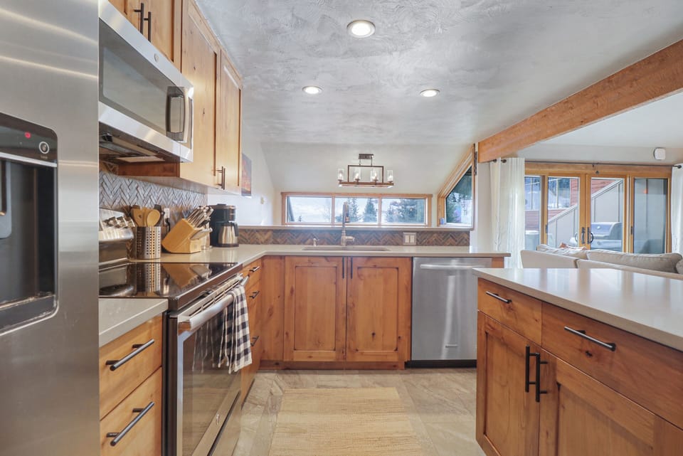 Condo, 3 Bedrooms | Private kitchen | Fridge, oven, coffee/tea maker, toaster