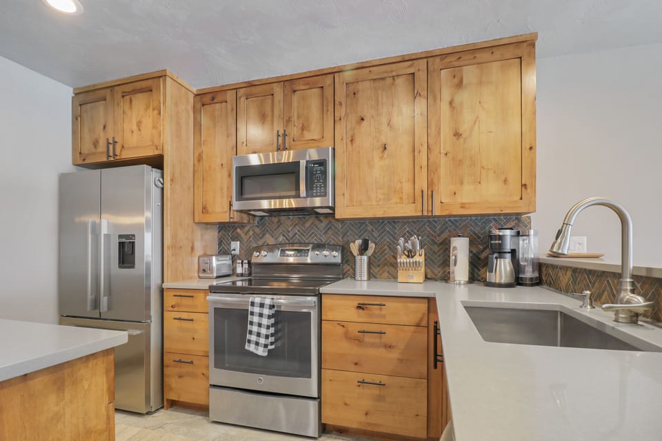 Condo, 3 Bedrooms | Private kitchen | Fridge, oven, coffee/tea maker, toaster