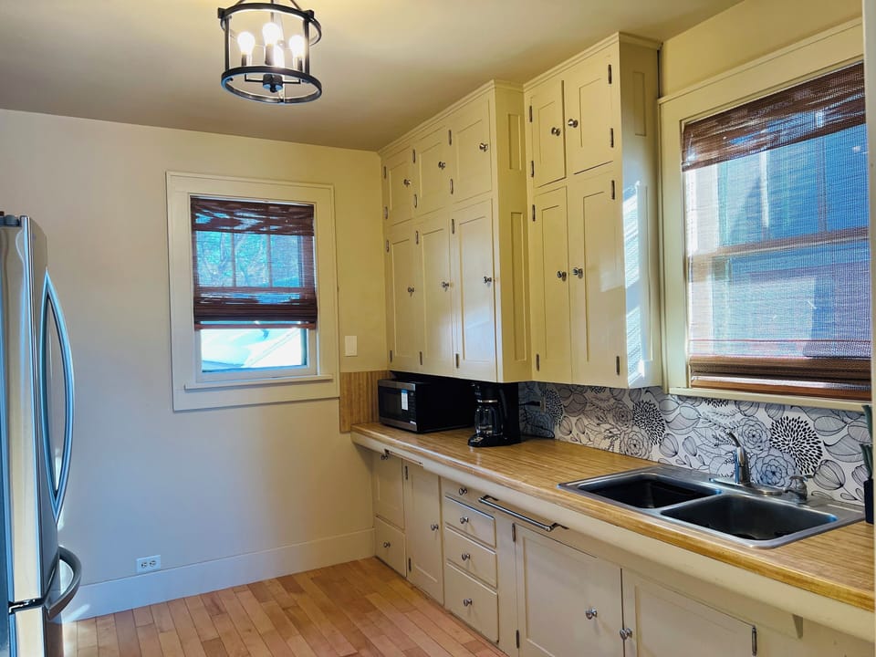 Fully equipped kitchen with microwave/air fryer and Door County coffee & tea