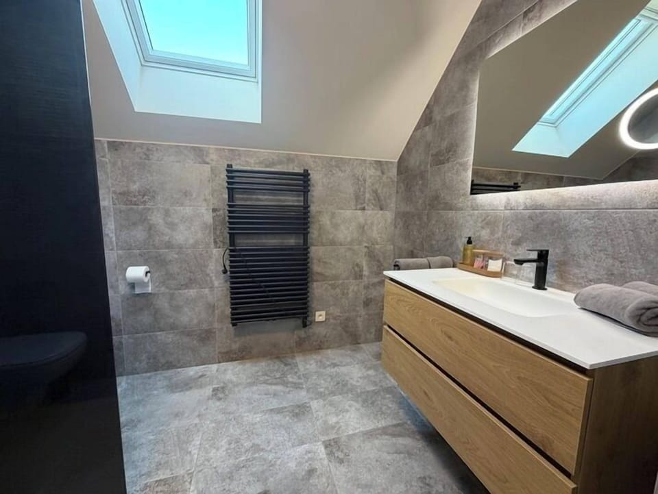 Standard Double Room | Bathroom | Shower, free toiletries, hair dryer, towels