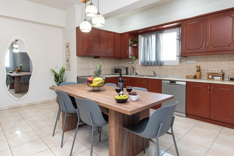 Superior Apartment, Mountain View | Private kitchen | Full-size fridge, microwave, oven, stovetop