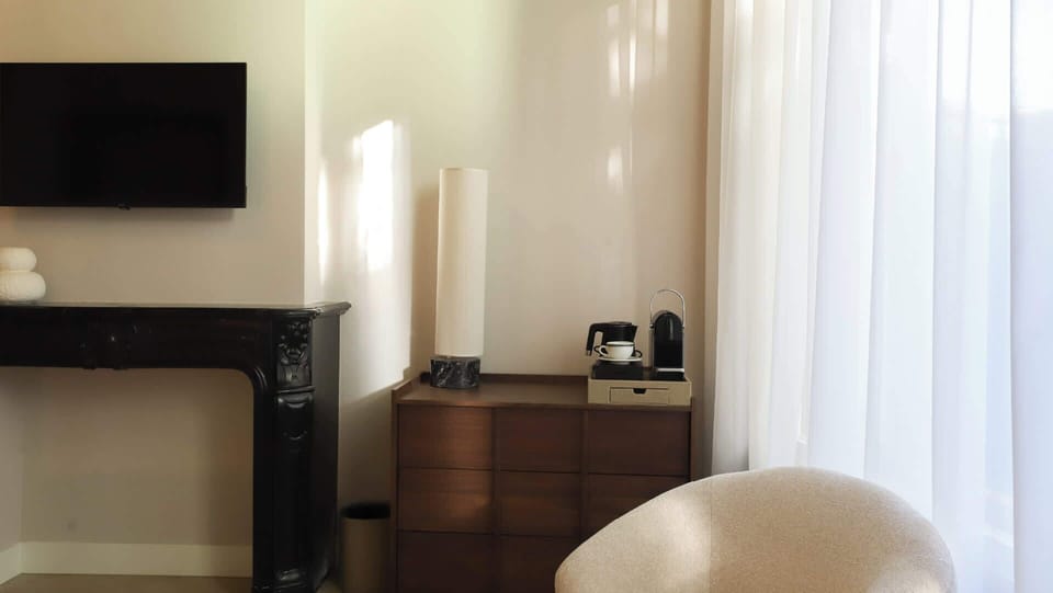 Classic meets modern: a decorative fireplace, stylish desk and curated design elements in one inviting space.