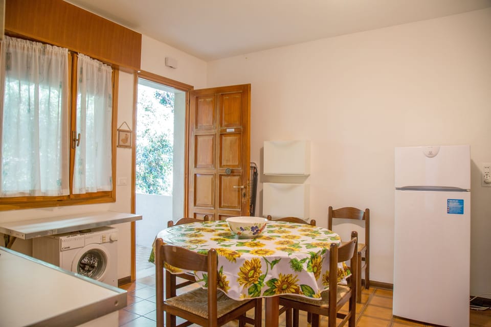 Apartment, 1 Bedroom, Terrace, Garden View | Dining room