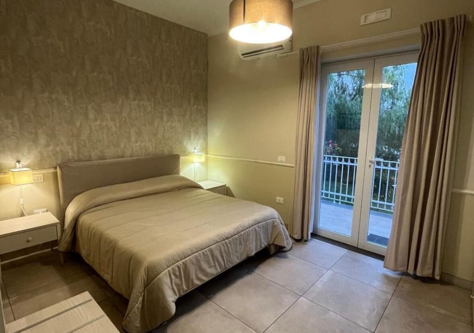 Deluxe Double Room, Garden View | Down comforters, WiFi (free)