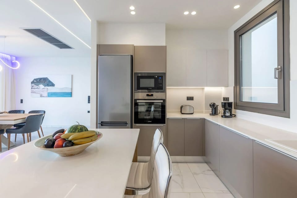 Fridge, oven, stovetop, cookware/dishes/utensils