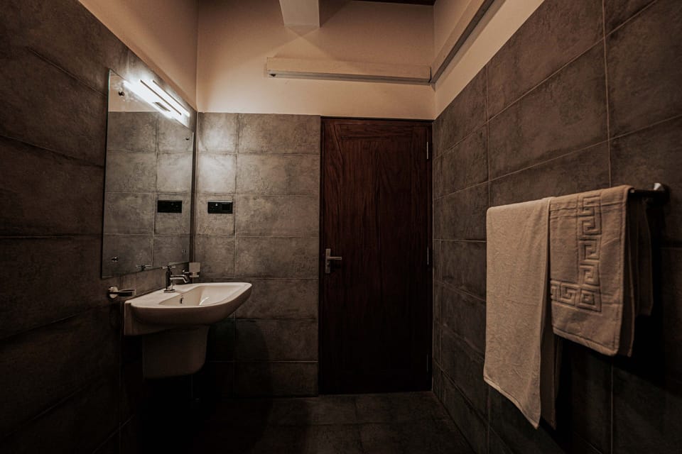 Deluxe Double Room, Balcony, Sea View | Bathroom | Shower, towels, soap, shampoo