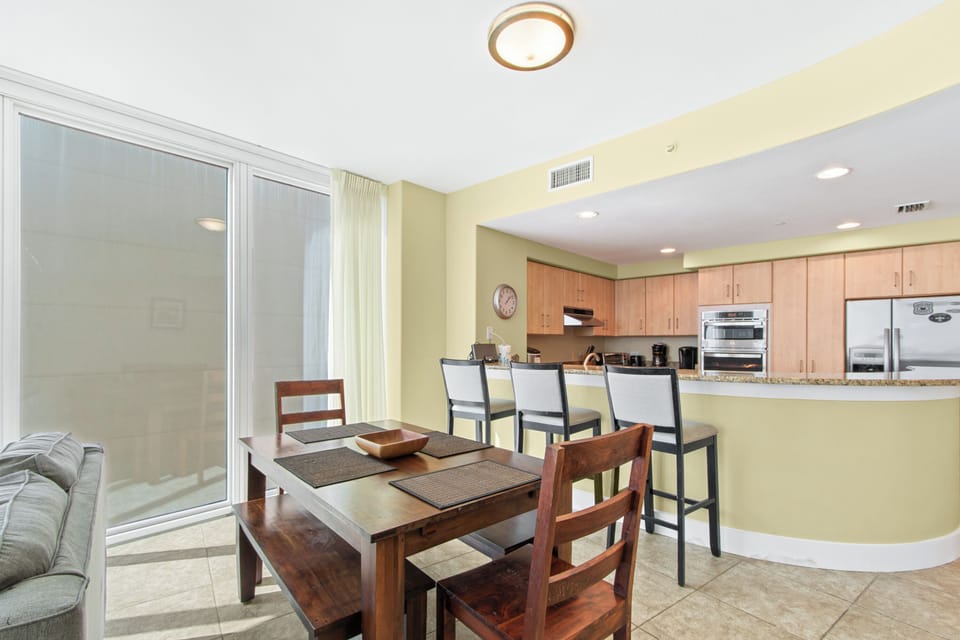 Signature Condo, 3 Bedrooms, Balcony, Beach View | In-room dining