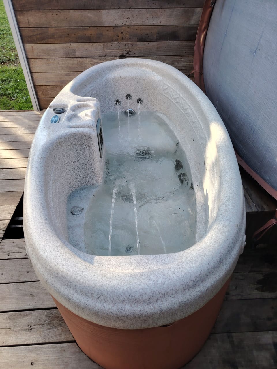 Outdoor spa tub
