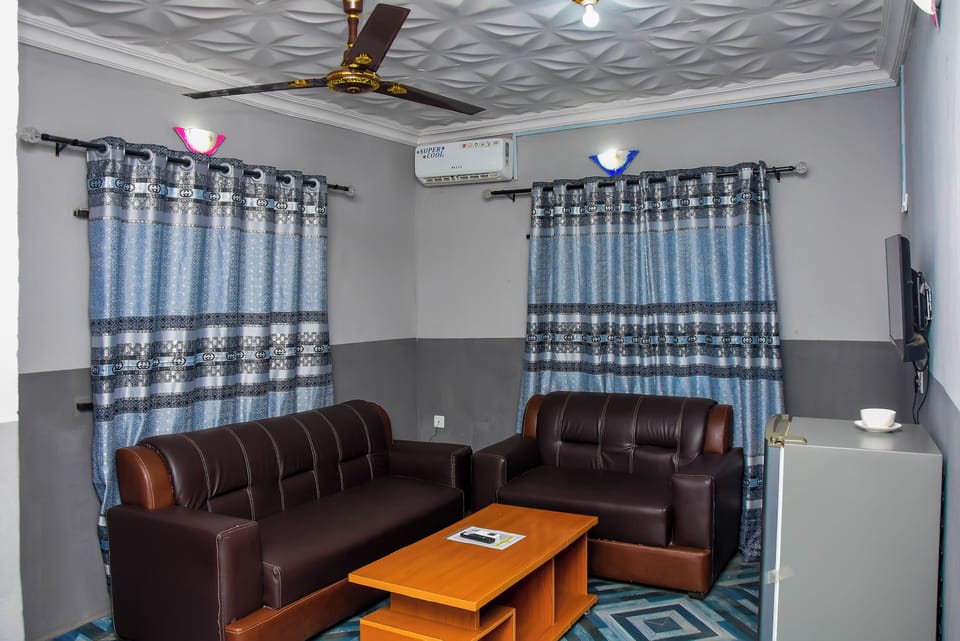 Standard Suite, City View | Living area