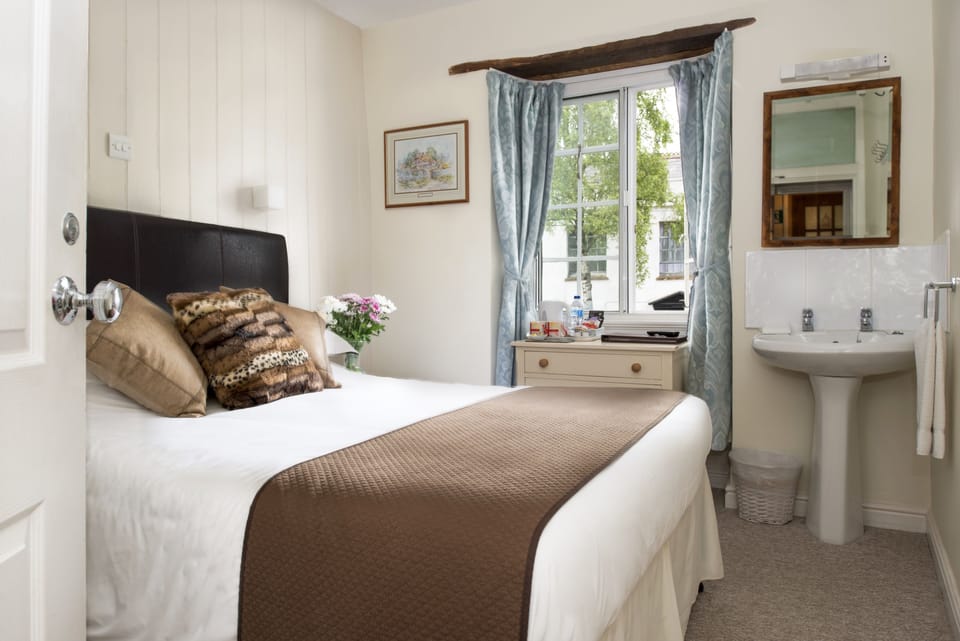 Double Room, Private Bathroom (External) | Desk, blackout drapes, iron/ironing board, free WiFi