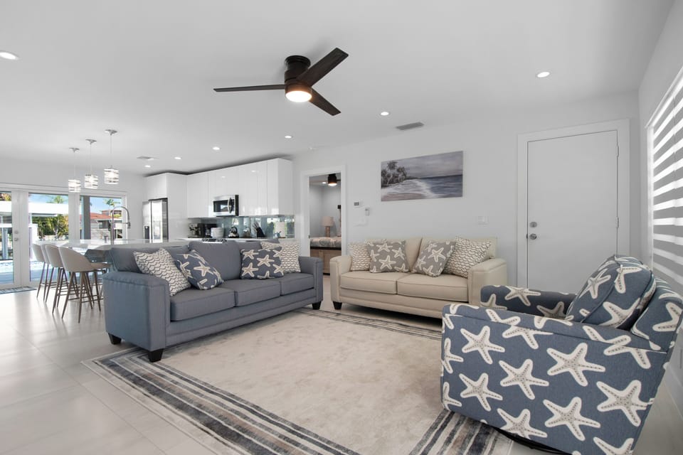 Living Room (Pic #1)