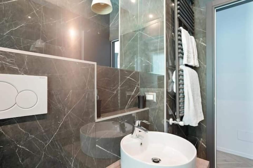 Camera doppia, balcone - NO Cucina | Bathroom | Shower, hair dryer, towels, soap