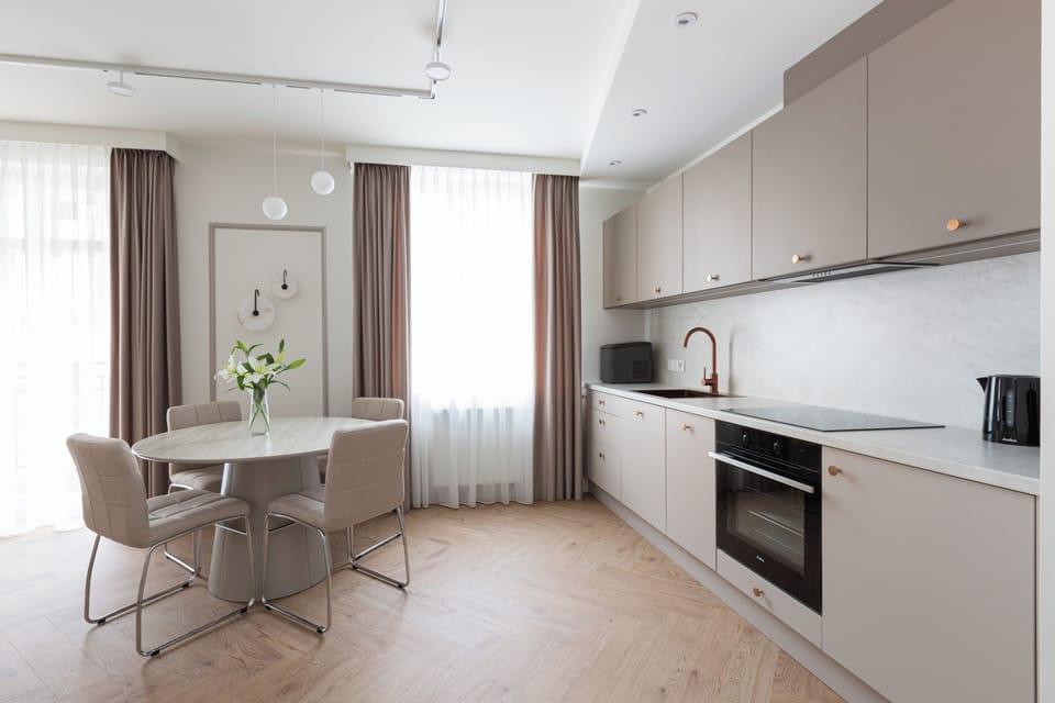Apartment, Balcony | Living area | 40-inch TV with cable channels