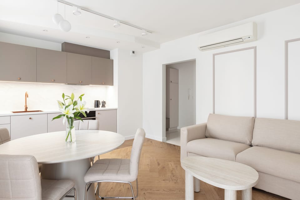 Apartment, Balcony | Living area | 40-inch TV with cable channels